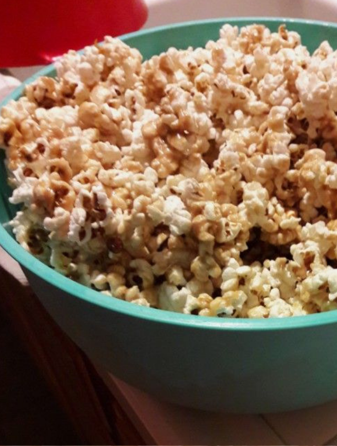 THE BEST SALTED CARAMEL POPCORN RECIPE EVER!